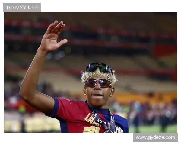 亚马尔尽管耻骨伤病未愈仍坚持训练展现顽强斗志